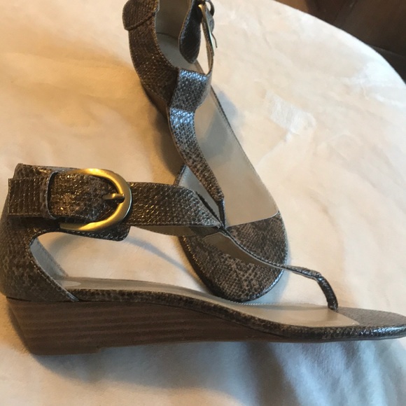 Bandolino snakeskin thong sandals. Size 9 - Picture 2 of 4